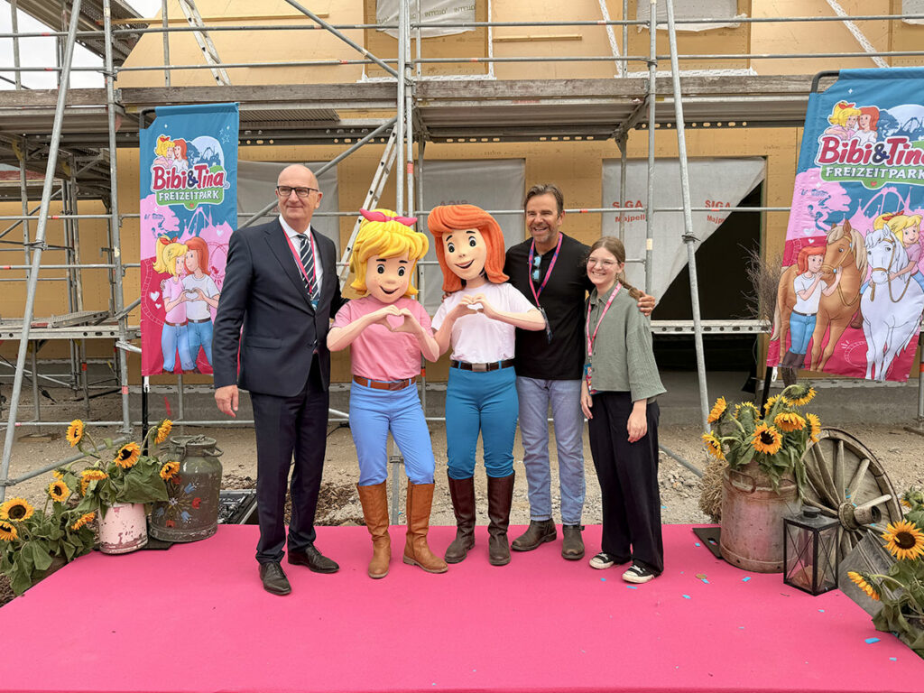 Ministerpräsident Dietmar Woidke, Maskottchen Bibi & Tina, Robert Dahl (Inhaber Karls Erlebnis-Dörfer)
